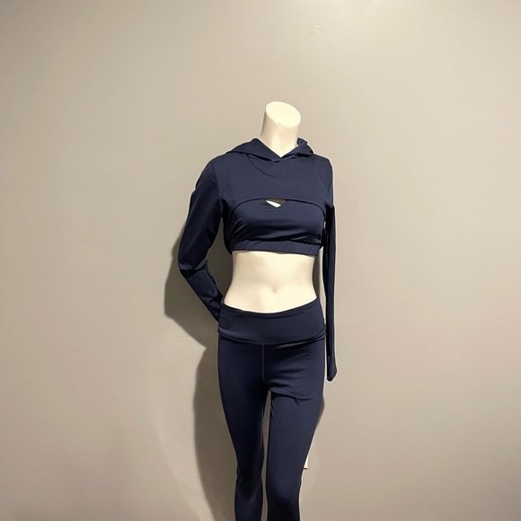 Gym attire brand new no tag. Never worn. 3 pieces,large in navy blue - Picture 3 of 4